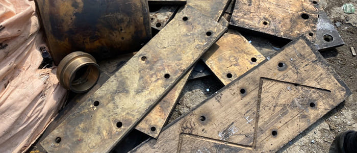 リン青銅・燐青銅（りんせいどう）とは、砲金を鍛造する際にリン（P）を添加することにより、脱酸材として使用されています。リン青銅は強度が高く、曲げや加工が容易となっています。