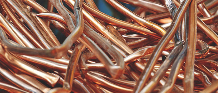 銅屑(スクラップ)の大半がこの並銅(並故銅)か、より質の低い下銅になります。銅以外の不純物が付いていると、ダスト引きの対象とされることがありますので、お気を付けください。
　具体的な銅製品の例としては、銅パイプに真鍮や溶接、油分が付着していない銅スクラップや銅板などで錆びや劣化が無い状態など、様々な場合があります。