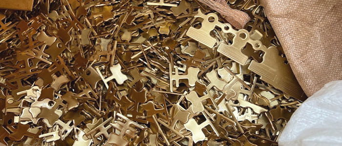 真鍮セパとは、真鍮の新切れ（発生ロス）の銅65％、亜鉛35％ほどで構成された合金スクラップです。