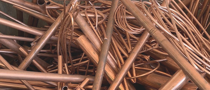 銅パイプとは、主に使用されているのはエアコンなど空調機器の冷媒を通すためのパイプとして使用されるほか、温度変化のある液体を通す際にも使用されています。
　皮銅パイプを解体した際や、エアコンの内部にも使用されており、建築材料や設備材料など幅広く使用されている銅管材製品のため、一般的にも発生が多い銅スクラップとも言えます。
　非鉄金属の中でも銅スクラップの価値は、高い評価となっております。